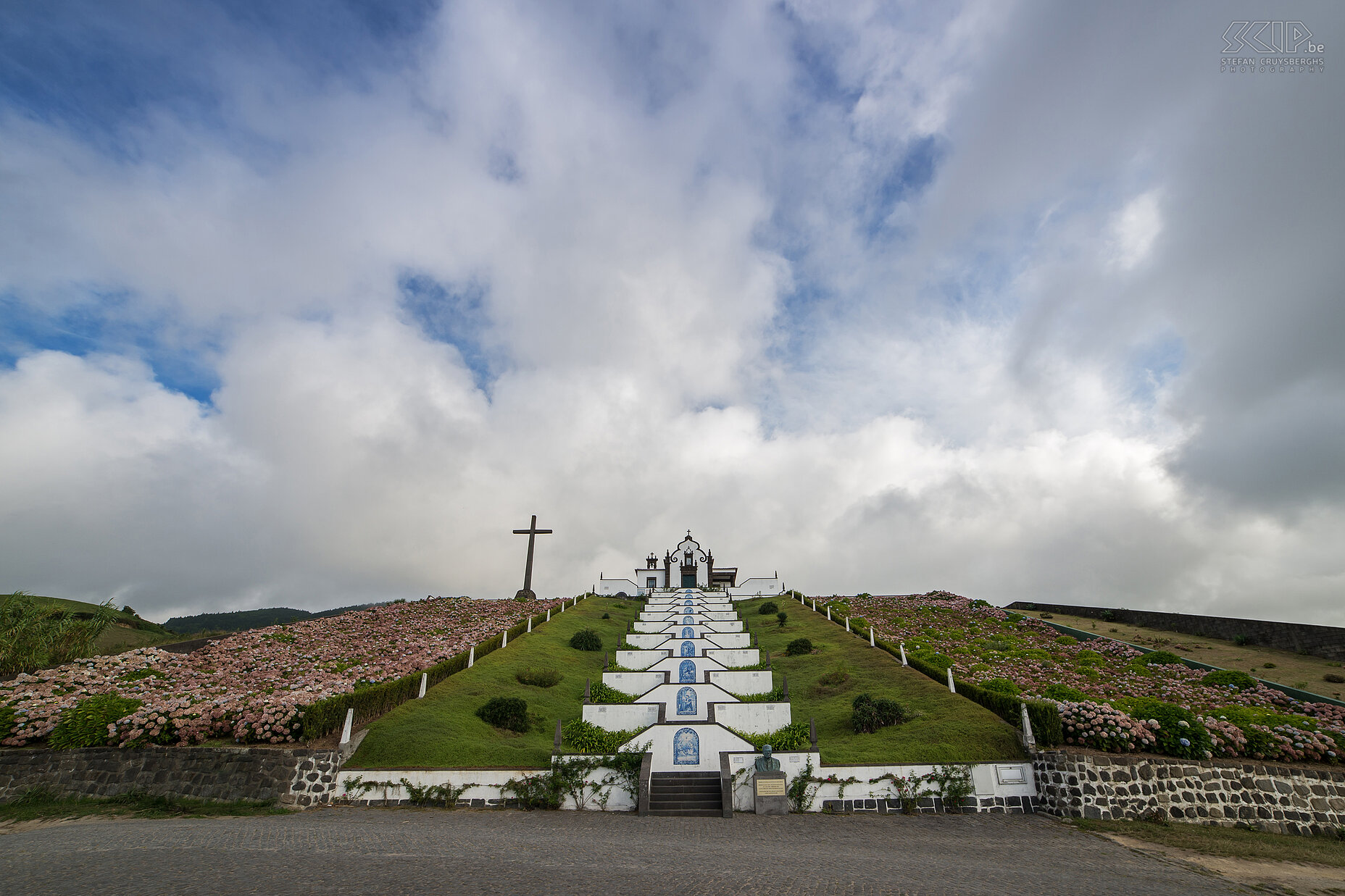 Ermida de Nossa Senhora da Paz The baroque chapel of Nossa Senhora da Paz Nestled is located at a high hilltop. It has a stairway structure with blue tiles with scenes of the life of Mary. Stefan Cruysberghs